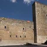 Appare come un�imponente fortezza in pietra chiara e muratura in bugnato a cuscino, con i conci aggettanti e dalle superfici leggermente bombate
